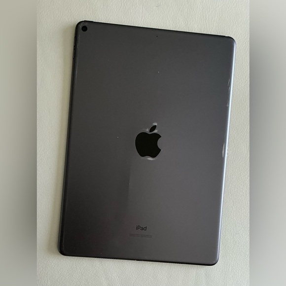 3rd Generation iPad Air 64GB - Picture 3 of 3